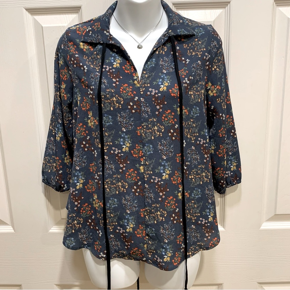 H.I.P. Blue Floral Top ❤️New Listing❤️